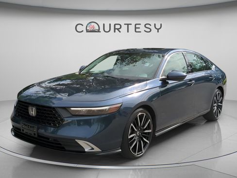 Used 2023 Honda Accord Touring image 1