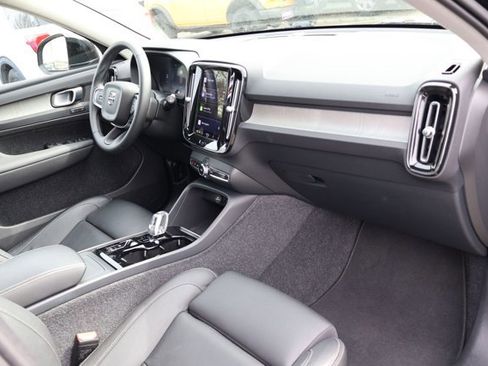 Used 2025 Volvo XC40 B5 Plus image 25