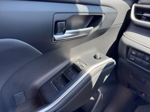 Used 2023 Toyota Highlander XLE AWD/4WD image 11