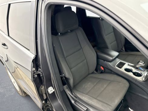 Used 2018 Jeep Grand Cherokee Laredo image 16