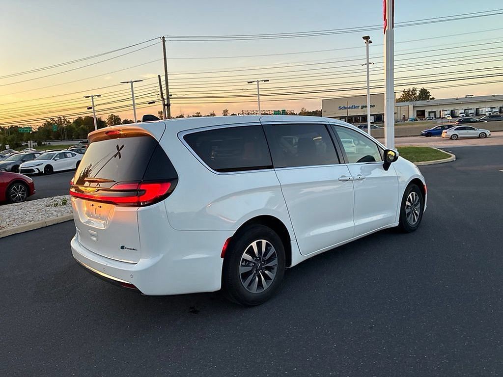 Used 2023 Chrysler Pacifica Touring-L FWD image 9