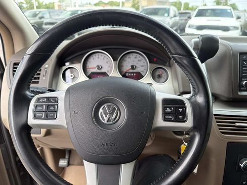 Used 2011 Volkswagen Routan SE FWD image 23