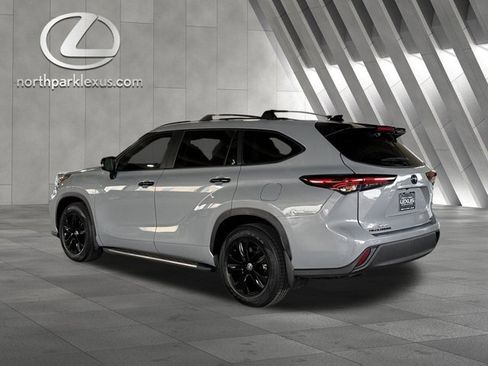 Used 2024 Toyota Highlander XLE image 2