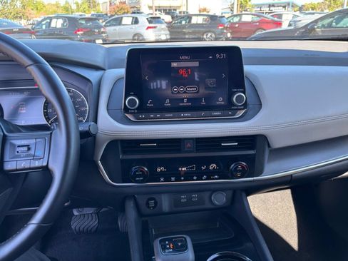 Used 2025 Nissan Rogue SV FWD image 17