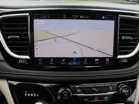 Used 2024 Chrysler Pacifica Select image 17