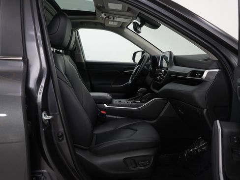 Used 2024 Toyota Highlander XLE image 9