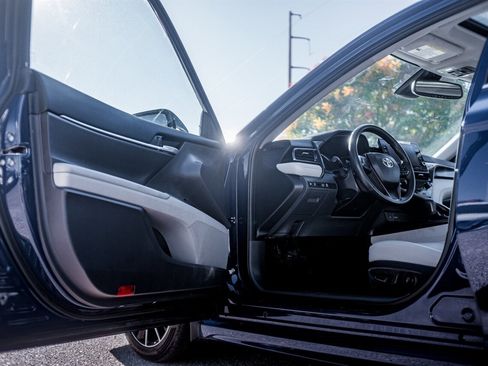 Used 2024 Toyota Camry SE image 15