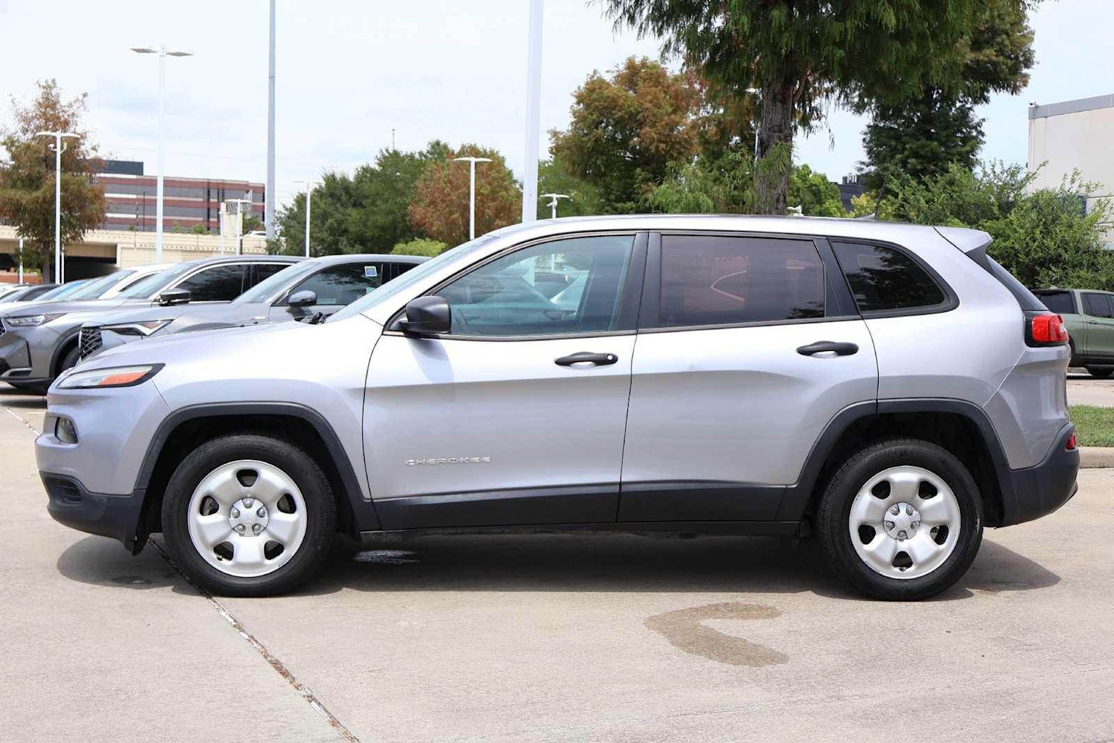 Used 2017 Jeep Cherokee Sport FWD image 3