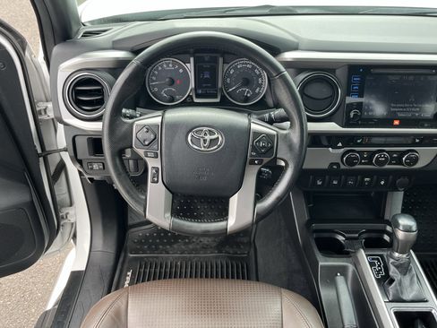 Used 2016 Toyota Tacoma Limited w/ Towing Package image 12