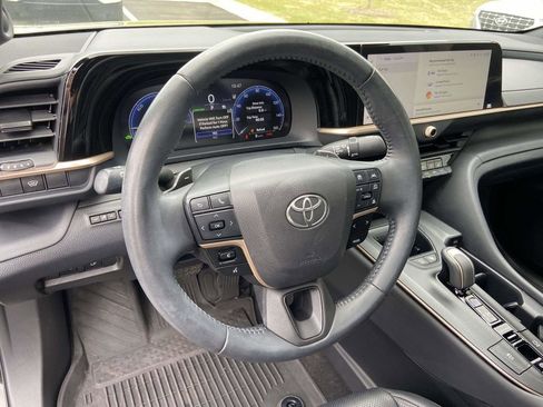 Used 2023 Toyota Crown Platinum image 14