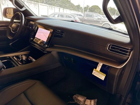 Used 2025 Jeep Wagoneer 4WD image 34