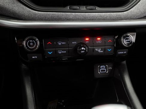 Certified 2025 Jeep Compass Latitude w/ Convenience Group image 27