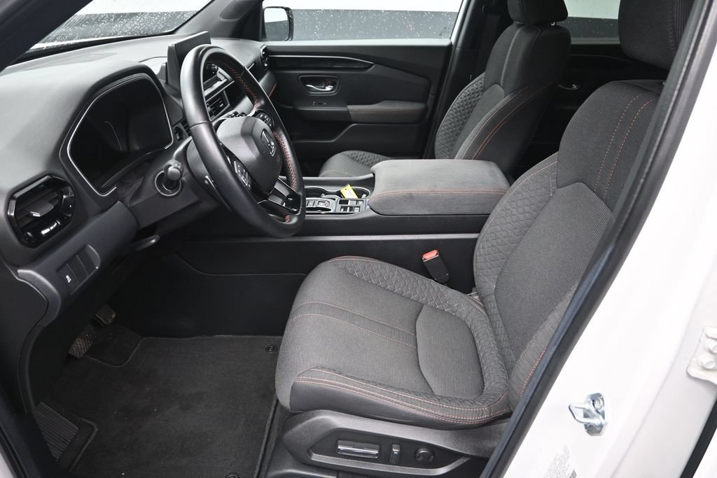 Used 2025 Honda Pilot Sport image 13