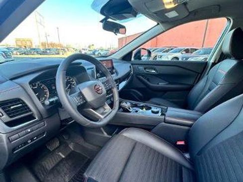 Certified 2025 Nissan Rogue SV image 25