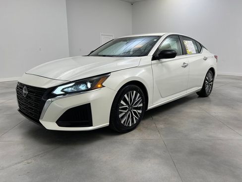 Used 2024 Nissan Altima 2.5 SV FWD image 3