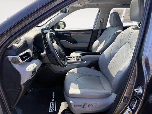 Used 2021 Toyota Highlander Platinum image 10