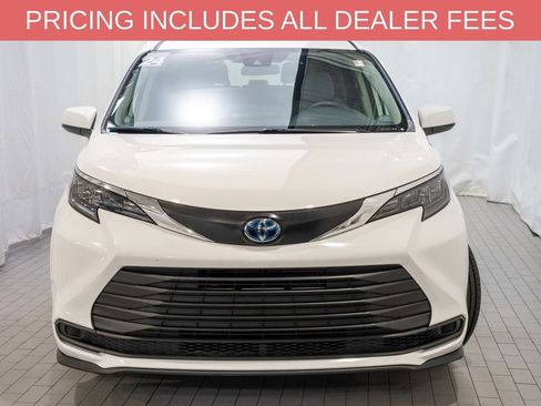Used 2024 Toyota Sienna LE FWD image 2