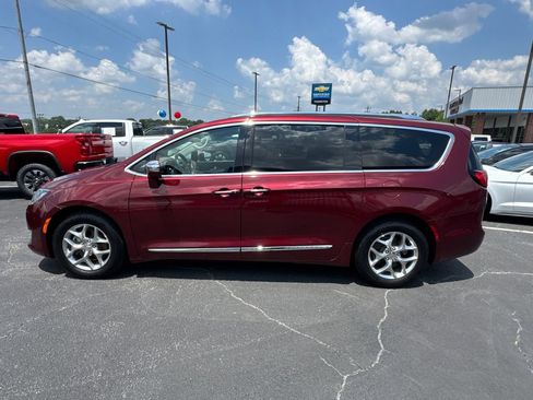Used 2018 Chrysler Pacifica Limited FWD image 9