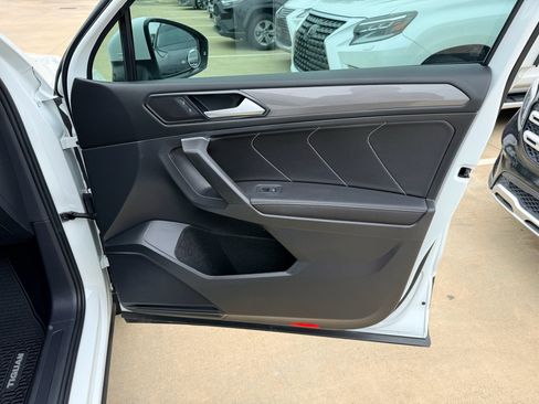 Used 2022 Volkswagen Tiguan SE w/ Panoramic Sunroof Package FWD image 11
