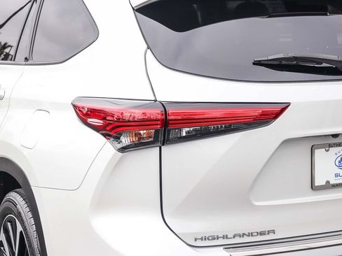 Used 2022 Toyota Highlander XSE FWD image 9