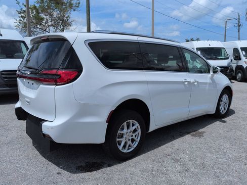 Used 2021 Chrysler Pacifica Touring-L FWD image 5