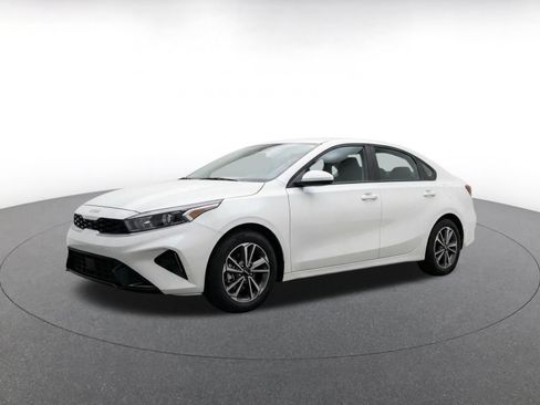 Used 2024 Kia Forte LXS FWD image 3