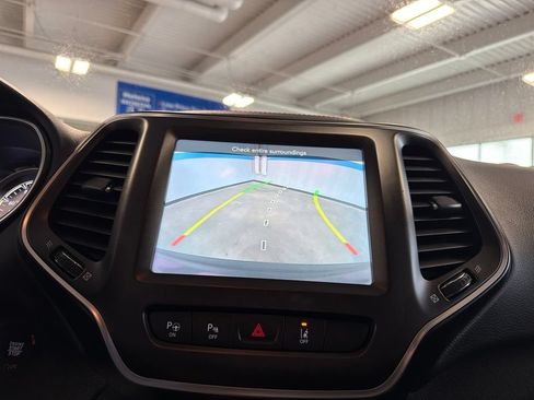 Used 2021 Jeep Cherokee Trailhawk w/ Technology Group AWD/4WD image 13