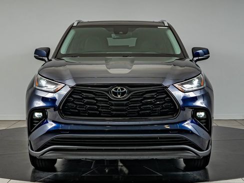 Used 2021 Toyota Highlander XLE AWD/4WD image 2