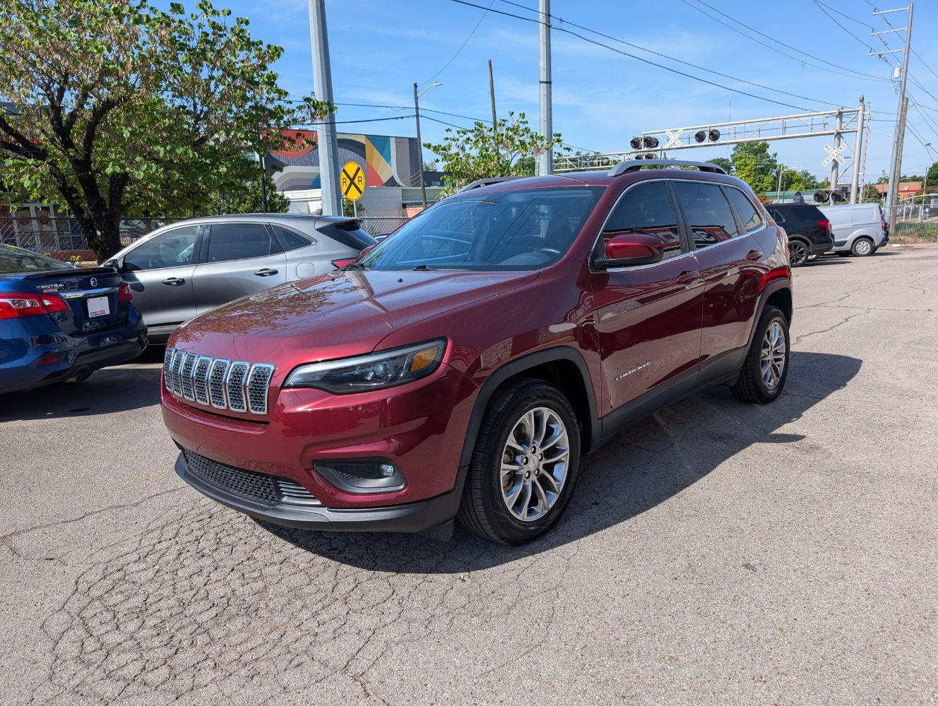 Used 2019 Jeep Cherokee Latitude Plus w/ Comfort/Convenience Group FWD image 3