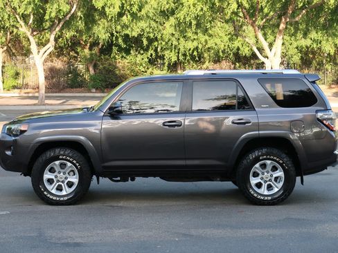 Used 2017 Toyota 4Runner SR5 Premium image 3