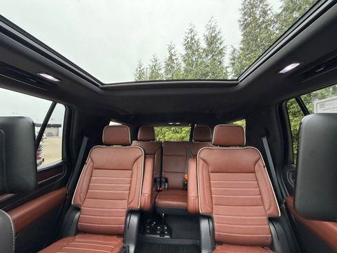 Used 2023 GMC Yukon Denali Ultimate AWD/4WD image 3
