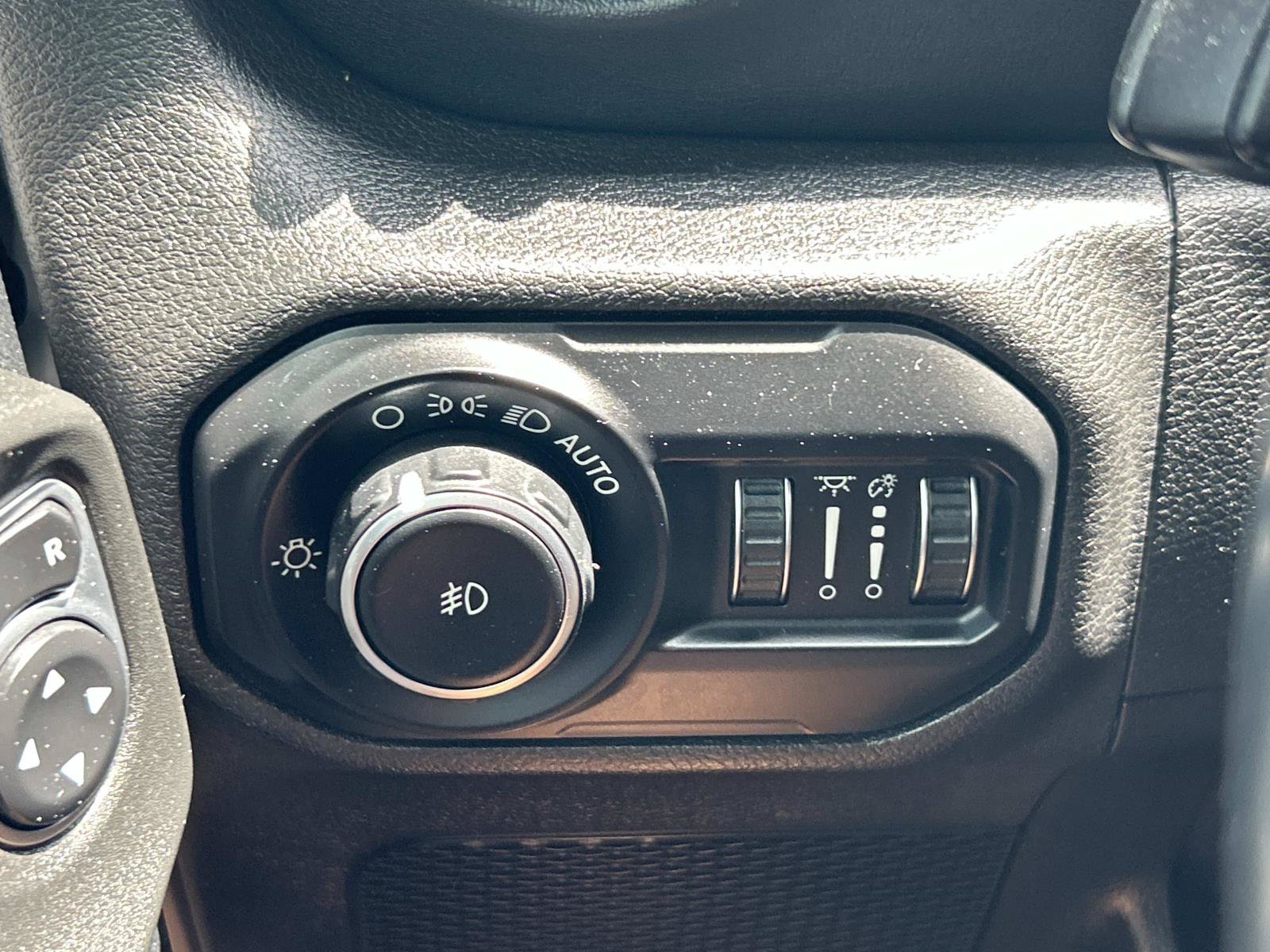 Used 2019 Jeep Wrangler Unlimited Sahara AWD/4WD image 41