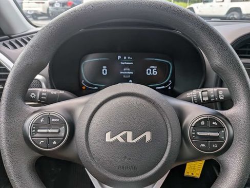 Used 2025 Kia Soul LX FWD image 31