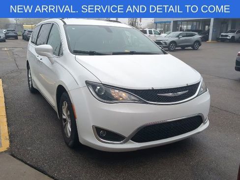 Used 2018 Chrysler Pacifica Touring-L image 9