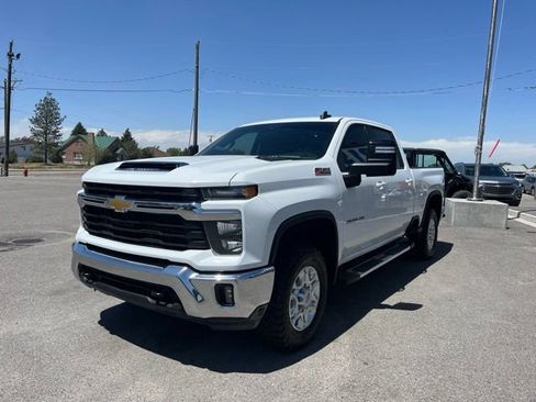 Used 2024 Chevrolet Silverado 2500 LT AWD/4WD image 3