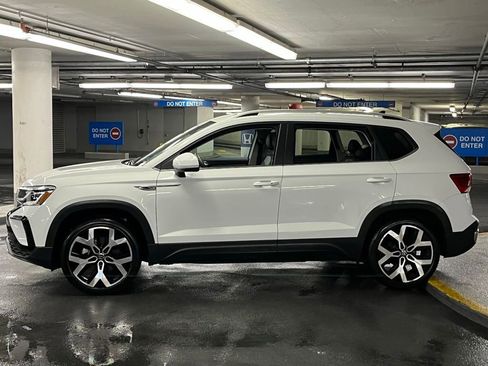 Used 2022 Volkswagen Taos SEL w/ Panoramic Sunroof Package AWD/4WD image 33