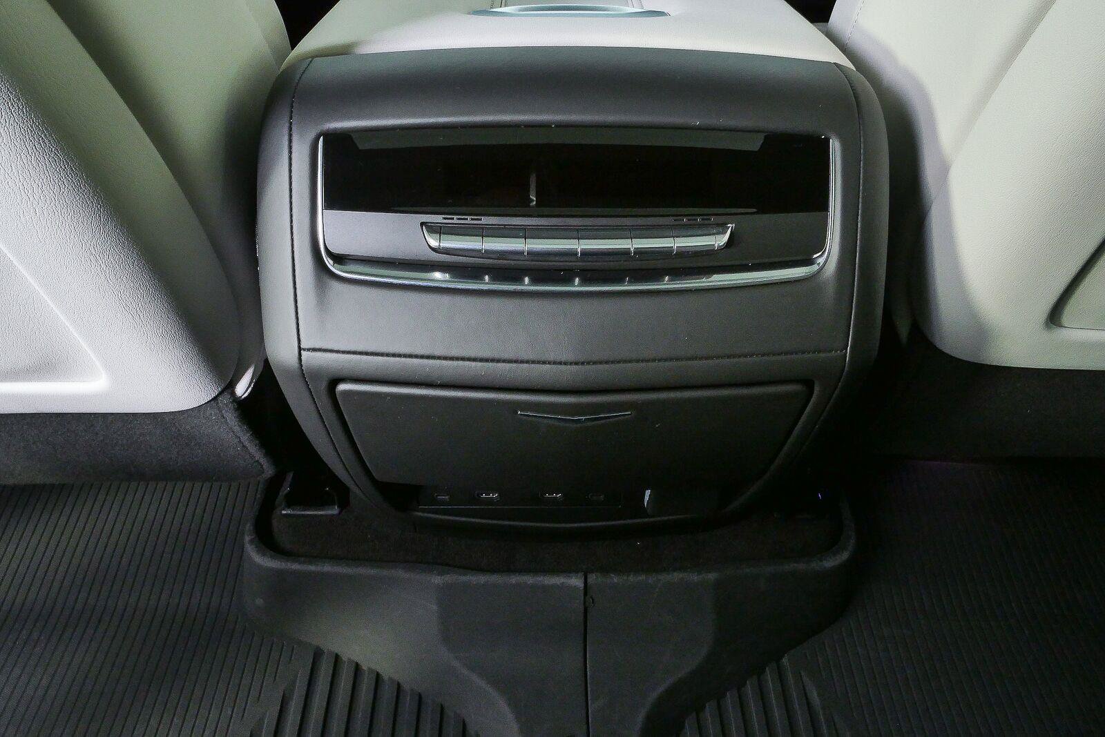 Used 2026 Cadillac Escalade ESV Platinum Sport w/ LPO, ONYX Package AWD/4WD image 17