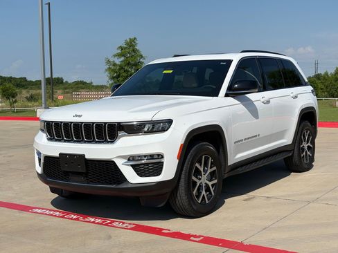 Used 2025 Jeep Grand Cherokee Limited RWD image 3