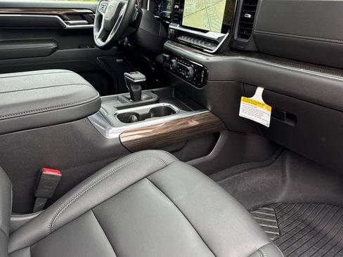 Used 2024 Chevrolet Silverado 1500 LT Trail Boss w/ LT Trail Boss Premium Package AWD/4WD image 17
