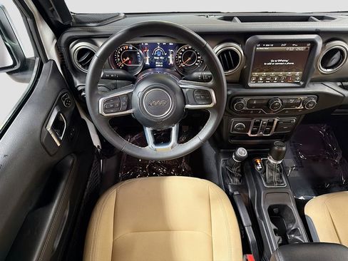 Used 2023 Jeep Gladiator Overland image 16