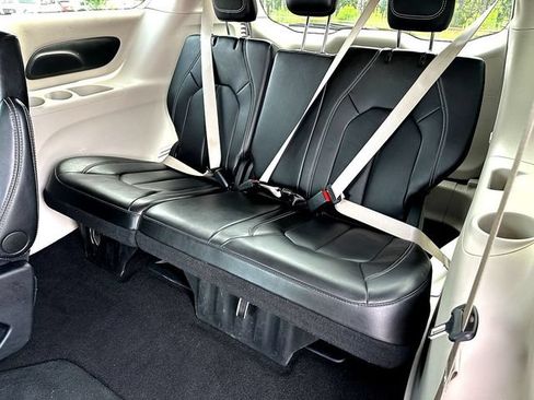 Used 2024 Chrysler Pacifica Touring-L FWD image 19
