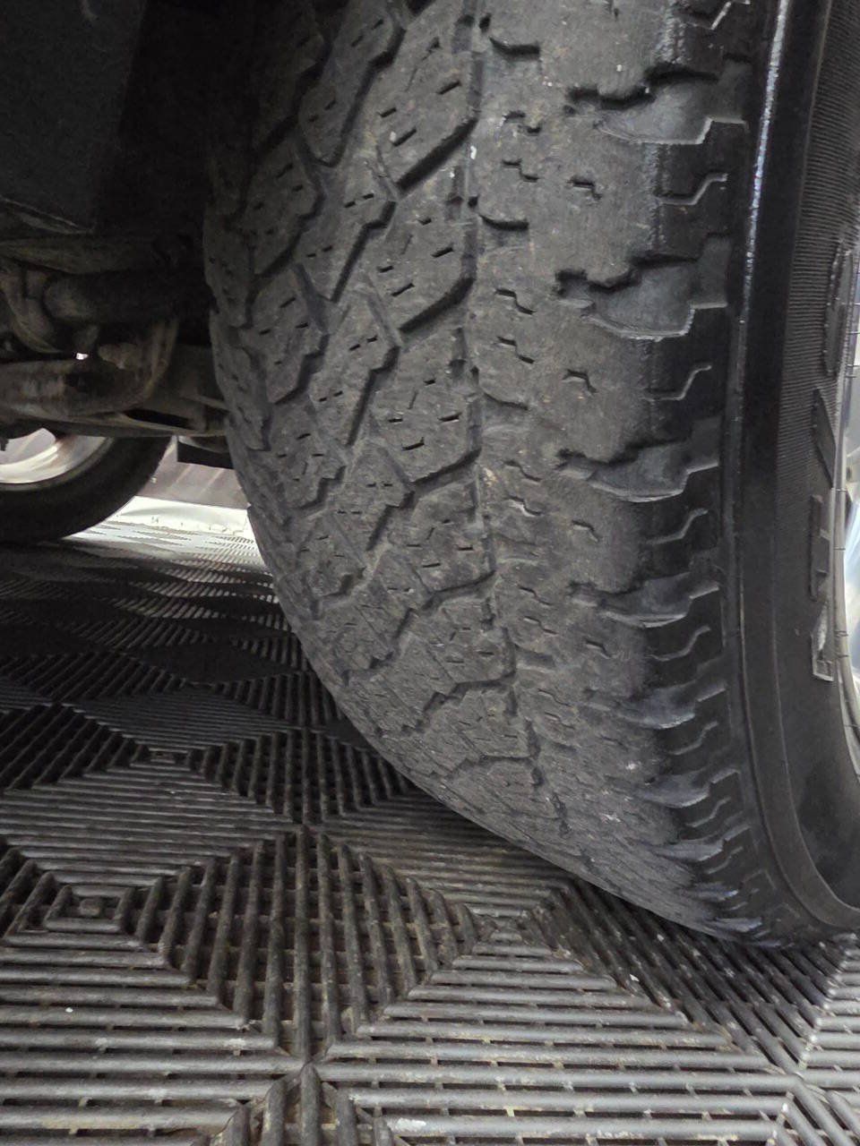 Used 2011 Chevrolet Avalanche LTZ RWD image 35