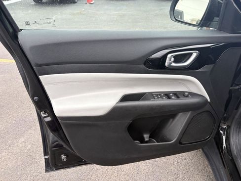 Used 2022 Jeep Compass Limited image 3