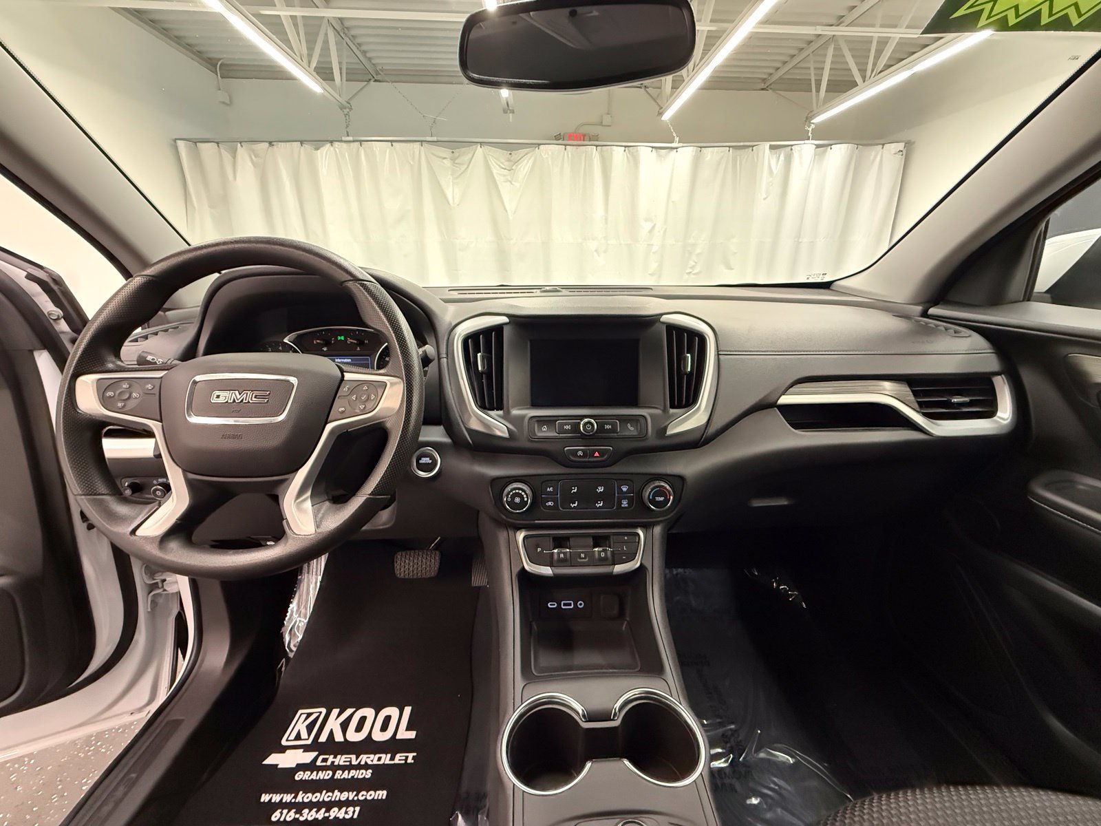 Used 2024 GMC Terrain SLE AWD/4WD image 17