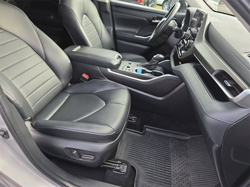 Used 2024 Toyota Highlander LE image 40