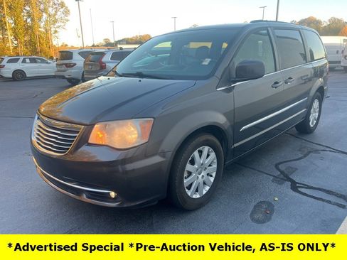 Used 2015 Chrysler Town & Country Touring image 21