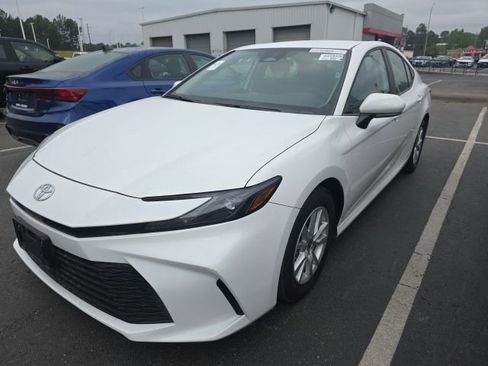 Used 2025 Toyota Camry LE image 3