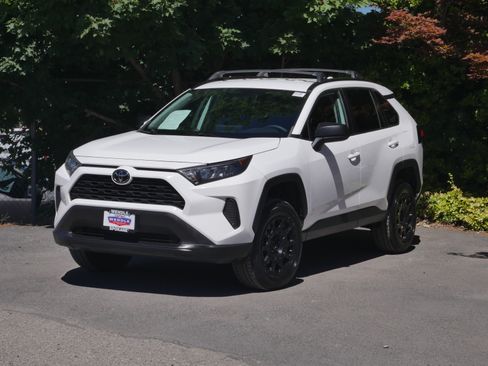 Used 2020 Toyota RAV4 LE AWD/4WD image 2