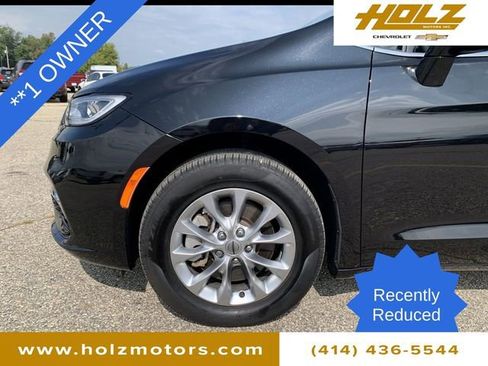 Used 2024 Chrysler Pacifica Touring-L image 2