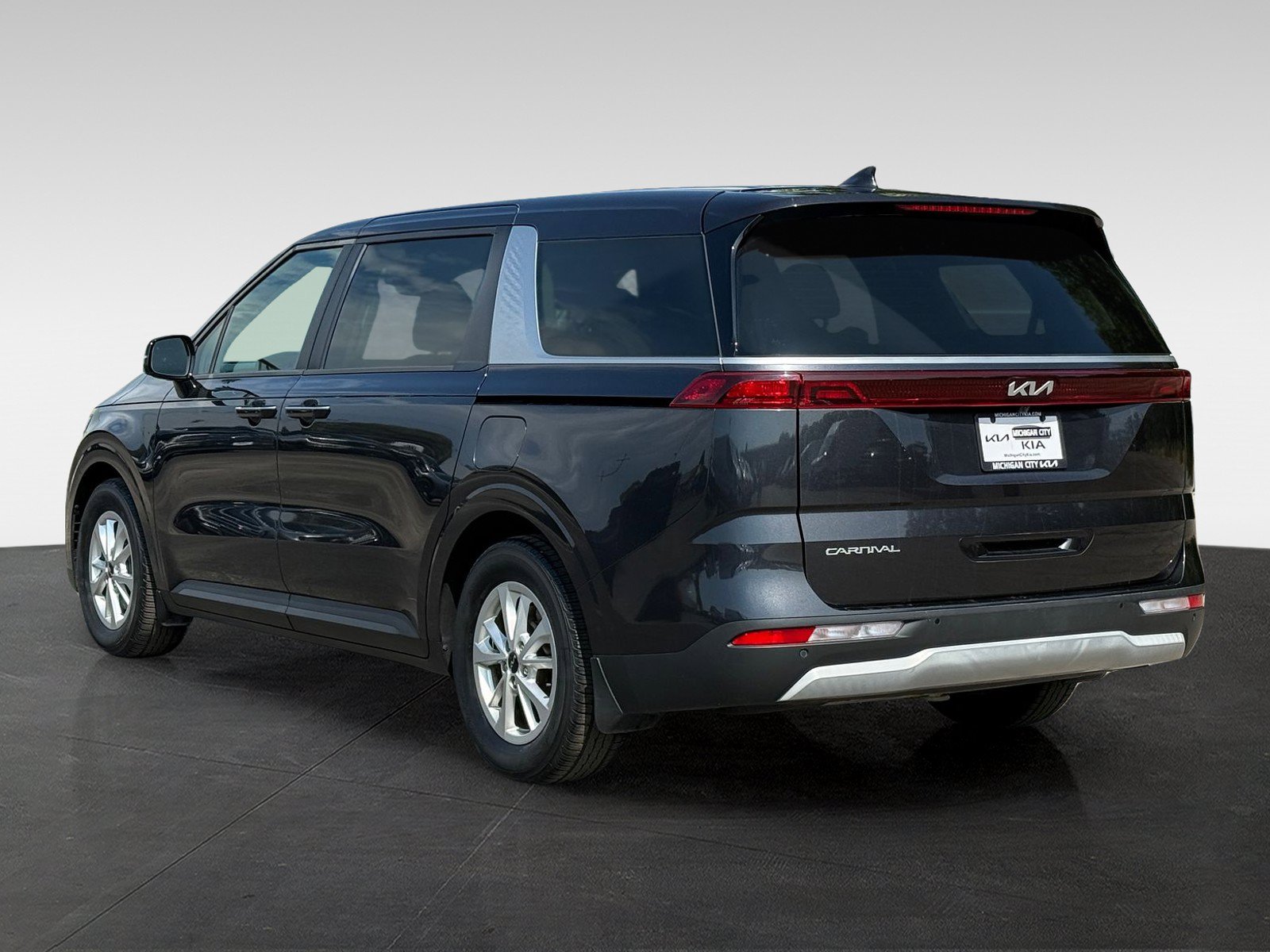 Used 2023 Kia Carnival LX FWD image 7